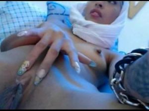Seductive Arab Cam Girl Fondles Her Meaty Pussy For You